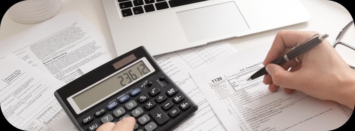 إمساك الدفاتر المحاسبية .